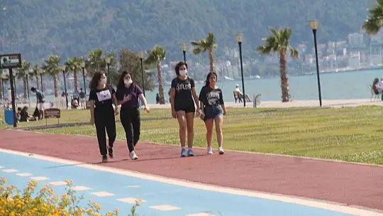 Fethiye'de Gençler Denize Koştu