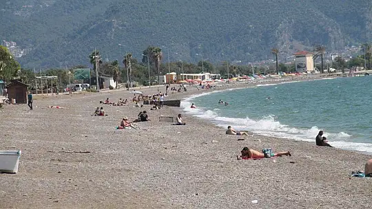 Fethiye'de Gençler Denize Koştu