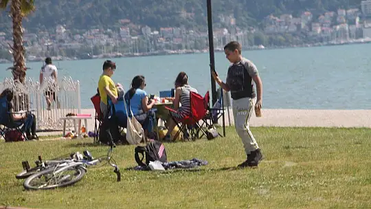 Fethiye'de Gençler Denize Koştu