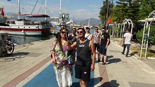 Rıdvan Adede ve arkadaşları, Özlem Balcı ile Fethiye'de eğlenceli bir video çekti