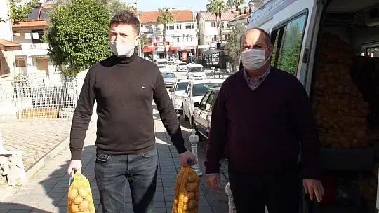 CHP İlçe Başkanı Mehmet Demir 6 ton patates dağıttı