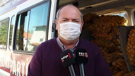 CHP İlçe Başkanı Mehmet Demir 6 ton patates dağıttı