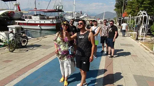 Rıdvan Adede ve arkadaşları, Özlem Balcı ile Fethiye'de eğlenceli bir video çekti