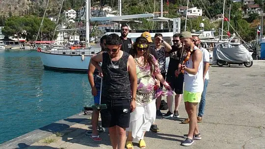 Rıdvan Adede ve arkadaşları, Özlem Balcı ile Fethiye'de eğlenceli bir video çekti