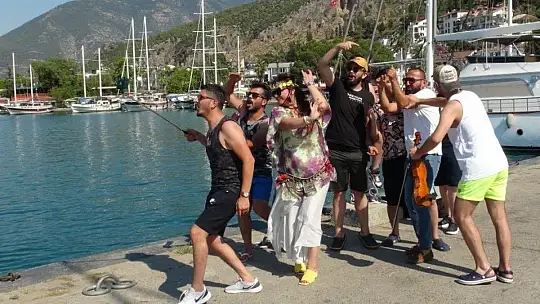 Rıdvan Adede ve arkadaşları, Özlem Balcı ile Fethiye'de eğlenceli bir video çekti