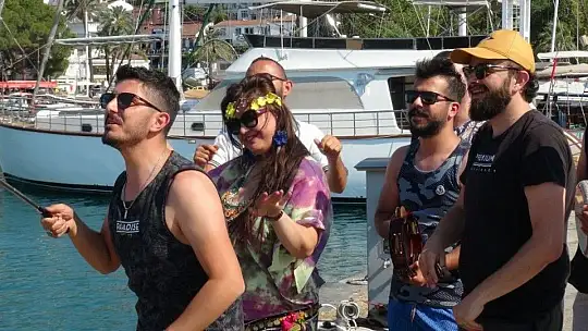 Rıdvan Adede ve arkadaşları, Özlem Balcı ile Fethiye'de eğlenceli bir video çekti