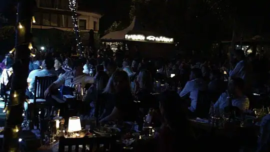 Ebru Yaşar Sevenleri ile Barbunn'da Buluştu