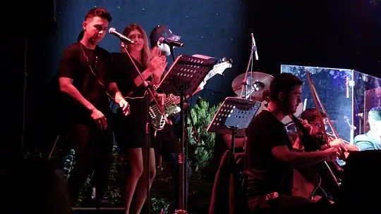 Ebru Yaşar Sevenleri ile Barbunn'da Buluştu