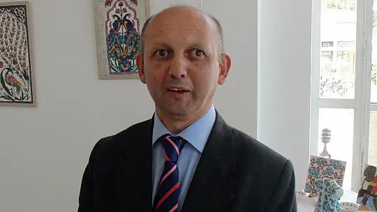 İLK KİŞİSEL SERGİSİNİ AÇTI