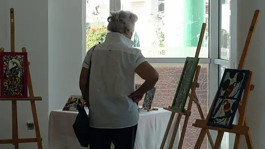 İLK KİŞİSEL SERGİSİNİ AÇTI