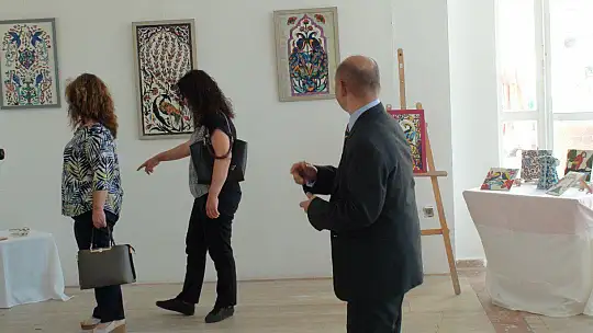 İLK KİŞİSEL SERGİSİNİ AÇTI