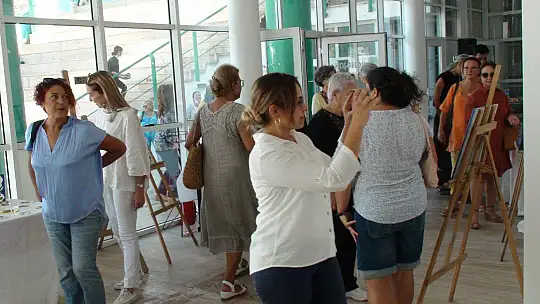 İLK KİŞİSEL SERGİSİNİ AÇTI