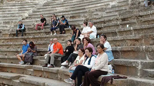 ÇOK SESLİ MÜZİK KORUSU BÜYÜK ALKIŞ TOPLADI