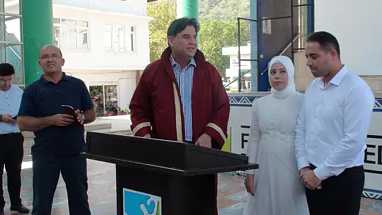 Başkan Karaca genç çifti yalnız bırakmadı