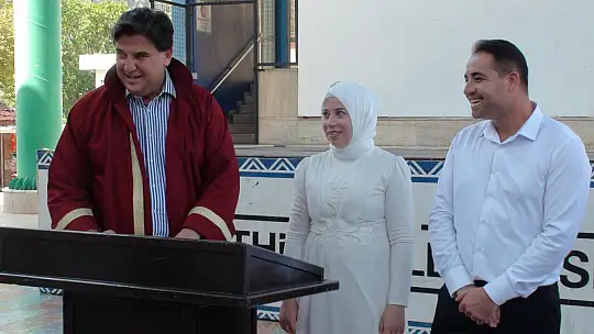 Başkan Karaca genç çifti yalnız bırakmadı