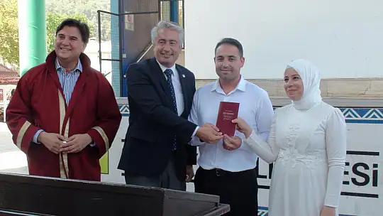 Başkan Karaca genç çifti yalnız bırakmadı