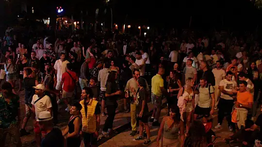 YERLİ VE YABANCI TURİSTLER BELCEKIZ PLAJINDA EĞLENCE DORUKTA