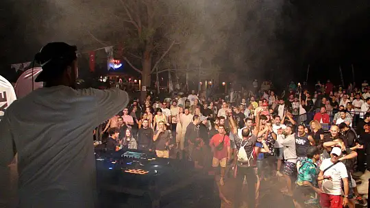 YERLİ VE YABANCI TURİSTLER BELCEKIZ PLAJINDA EĞLENCE DORUKTA