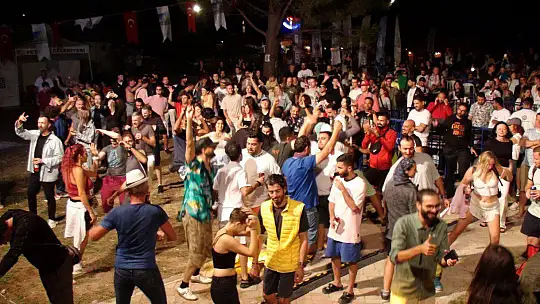 YERLİ VE YABANCI TURİSTLER BELCEKIZ PLAJINDA EĞLENCE DORUKTA