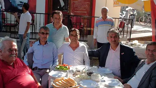 BAŞKAN DEMİR MUHTARLARLA KAHVALTIDA BULUŞTU