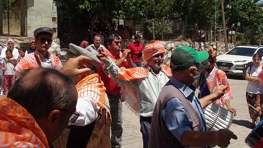 YÖRÜK ŞENLİĞİNE YOĞUN KATILIM