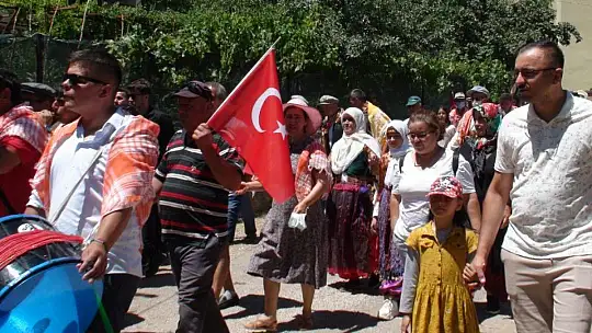 YÖRÜK ŞENLİĞİNE YOĞUN KATILIM