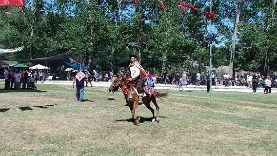YÖRÜK ŞENLİĞİNE YOĞUN KATILIM