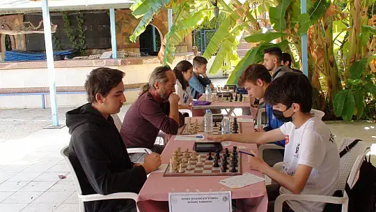 ATA'YI ANMA SATRANÇ TURNUVASI'NA YOĞUN KATILIM 