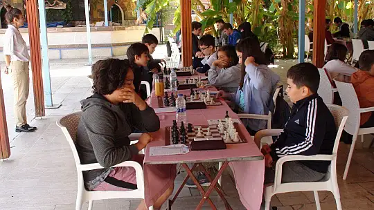 ATA'YI ANMA SATRANÇ TURNUVASI'NA YOĞUN KATILIM 