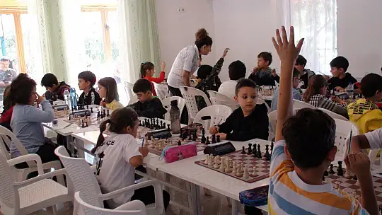 ATA'YI ANMA SATRANÇ TURNUVASI'NA YOĞUN KATILIM 