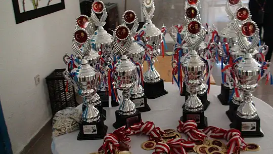 ATA'YI ANMA SATRANÇ TURNUVASI'NA YOĞUN KATILIM 