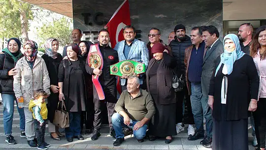 BOKSÖR ALCU ALTIN KEMERİ KAYMAKAM BALCI'YA GETİRDİ