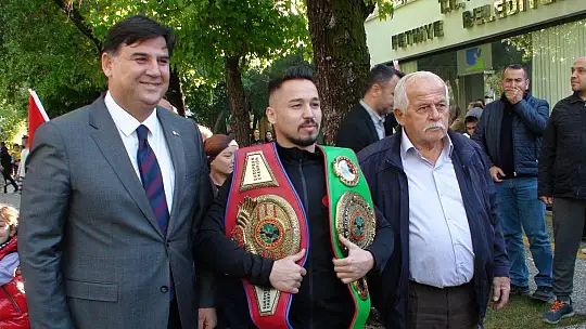 BOKSÖR ALCU, BAŞKAN KARACA'YI ZİYARET ETTİ 