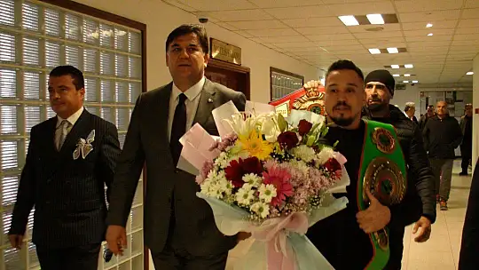 BOKSÖR ALCU, BAŞKAN KARACA'YI ZİYARET ETTİ 