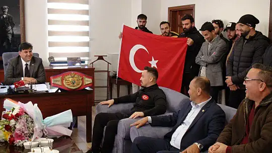 BOKSÖR ALCU, BAŞKAN KARACA'YI ZİYARET ETTİ 