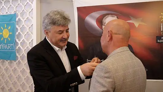 İYİ PARTİDE BAYRAK DEĞİŞİMİ