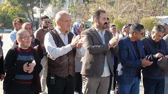 DÜNYA ENGELLİLER GÜNÜNDE ÇELENK SUNMA TÖRENİ YAPILDI