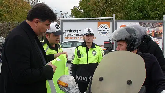 MOTOSİKLET SÜRÜCÜLERİNE REFLEKTİF YELEK DAĞITILDI