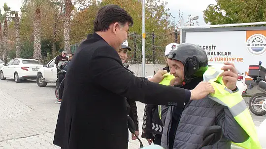 MOTOSİKLET SÜRÜCÜLERİNE REFLEKTİF YELEK DAĞITILDI