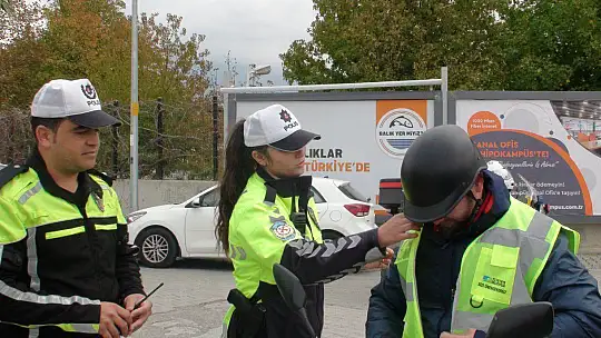 MOTOSİKLET SÜRÜCÜLERİNE REFLEKTİF YELEK DAĞITILDI