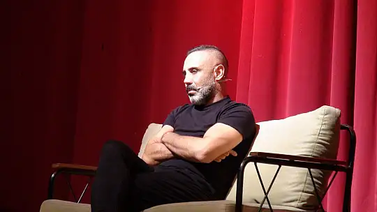 UMUT OĞUZ'UN KAHKAHA 'MIKNATIS'I BÜYÜK ALKIŞ TOPLADI