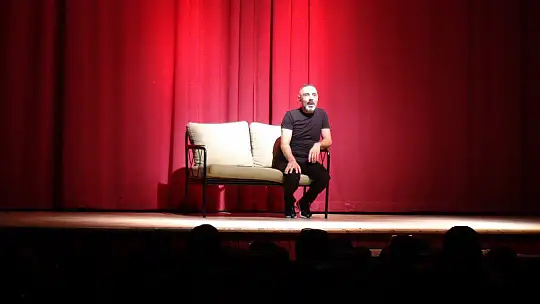 UMUT OĞUZ'UN KAHKAHA 'MIKNATIS'I BÜYÜK ALKIŞ TOPLADI