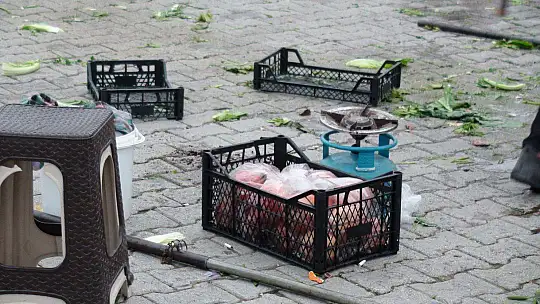 PAZARDA FIRTINA PANİĞİ