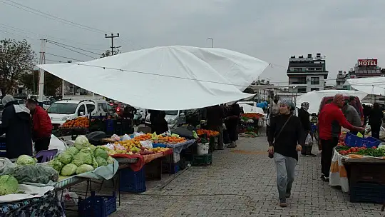 PAZARDA FIRTINA PANİĞİ