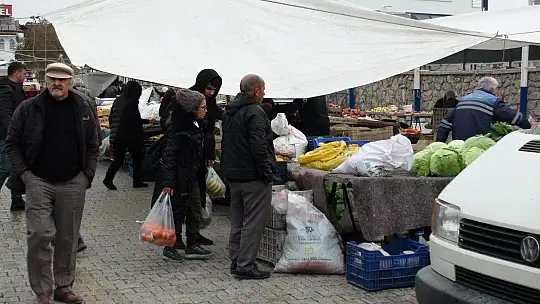 PAZARDA FIRTINA PANİĞİ