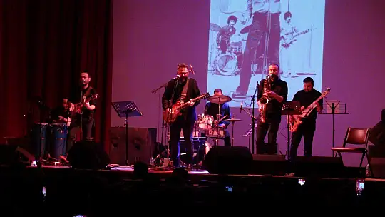 BARIŞ MANÇO VE CEM KARACA ANISINA MUHTEŞEM KONSER