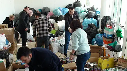 VATANDAŞLARDAN AFET BÖLGESİNE YARDIM