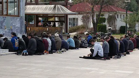 FETHİYE YENİ CAMİİ'DE DEPREMZEDELER İÇİN DUA EDİLDİ