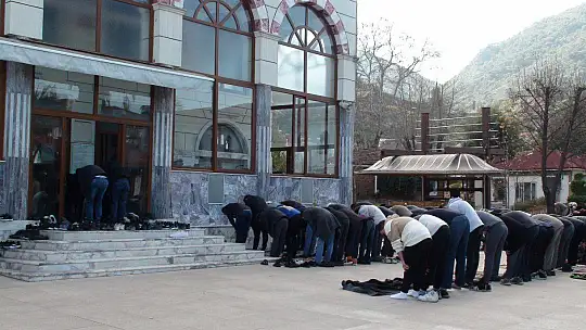 FETHİYE YENİ CAMİİ'DE DEPREMZEDELER İÇİN DUA EDİLDİ