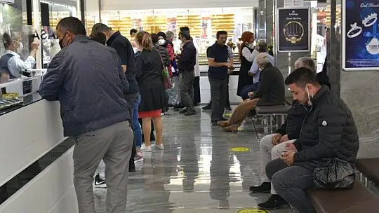 Vatandaş kuyumcuya koşuyor